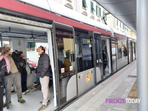 Alla fermata della tramvia con oltre mezzo chilo di hashish pronto per lo spaccio