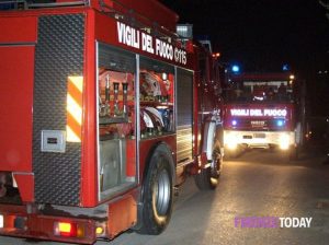 Paura in via Rocca Tedalda: a fuoco due auto