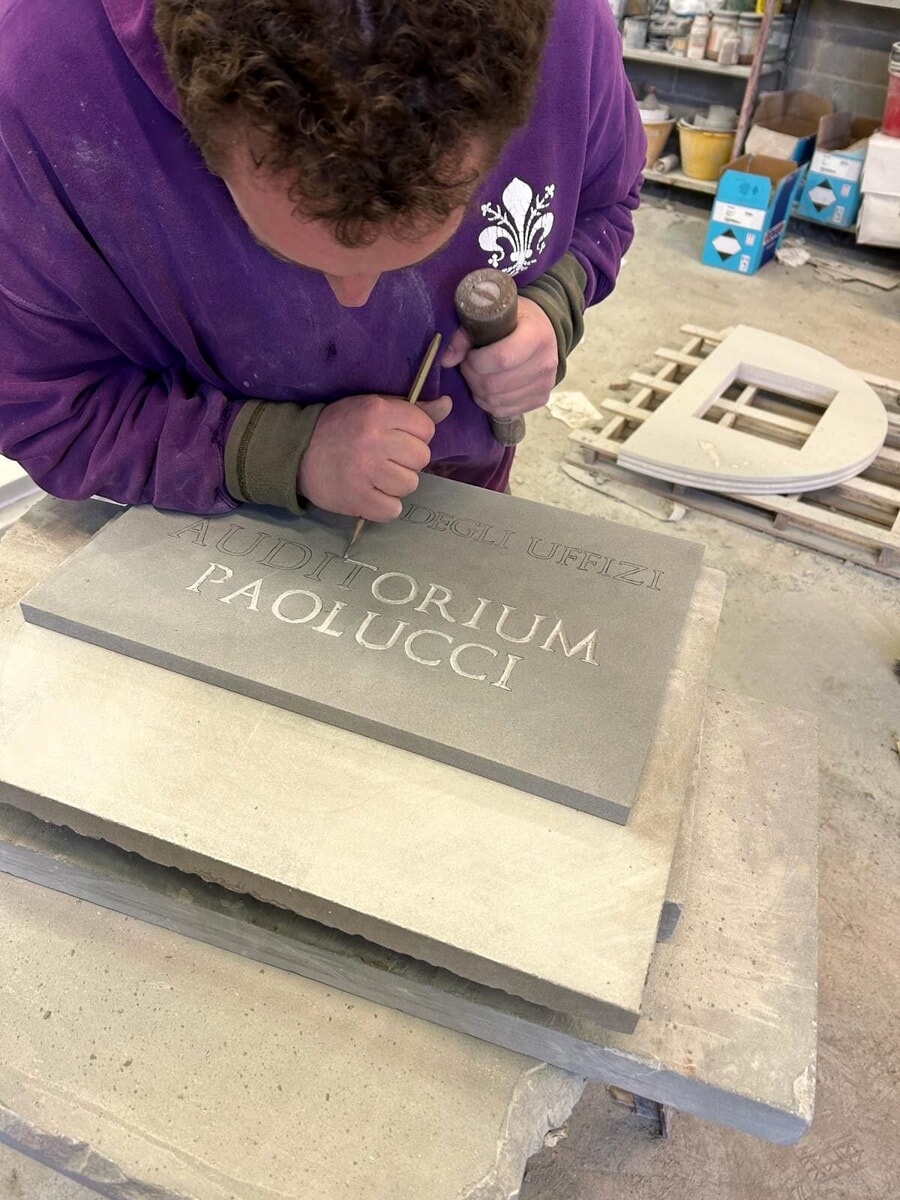 Scalpellini al lavoro per la targa dell’auditorium Paolucci