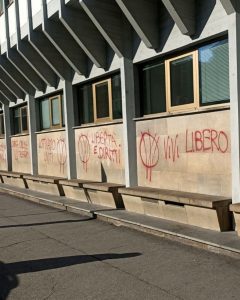 Scritte no vax sul palazzo dell'Agenzia delle Entrate 