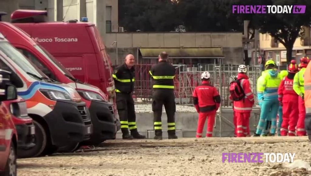 Incidente sul cantiere in Via Mariti: fiori davanti ai cancelli, quartiere in lutto VIDEO