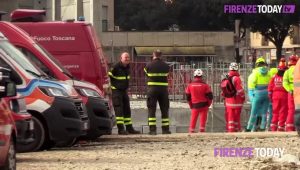 Incidente sul cantiere in Via Mariti: fiori davanti ai cancelli, quartiere in lutto  VIDEO