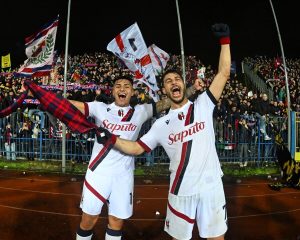 Esulta con la maglia del Bologna tra i tifosi empolesi, “salvato” dalla Digos