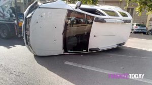 Auto ribaltata: paura per un gruppo di giovani, due estratti dai vigili del fuoco