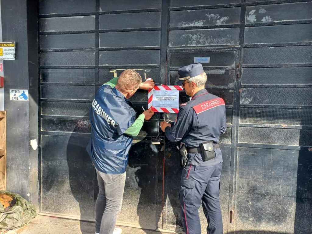 Carrozzeria abusiva con decine di veicoli, rifiuti smaltiti non a norma e lavoratore irregolare: tutto sequestrato