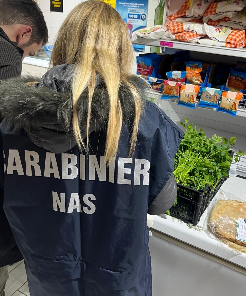 Controlli dei Nas in centro: mancata sicurezza alimentare, multe per oltre 7mila euro