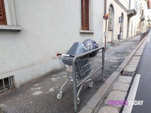 Abbandono di rifiuti: alla fermata dell'autobus c'è il carrello pieno / FOTO
