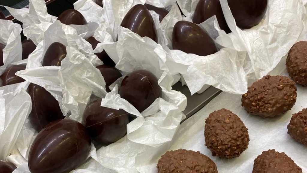 Ci siamo fatti spiegare come nasce un uovo di Pasqua a partire dalle fave di cacao. Il video