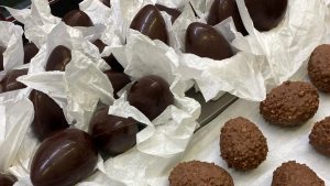 Ci siamo fatti spiegare come nasce un uovo di Pasqua a partire dalle fave di cacao. Il video