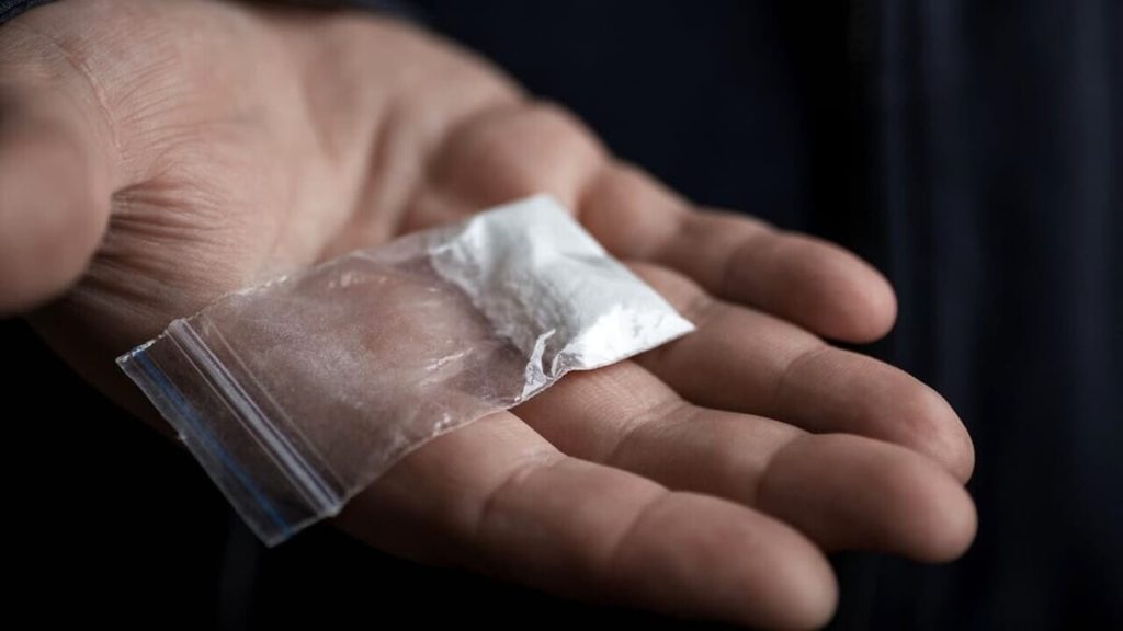 Nascondeva nella cassetta postale due etti e mezzo di cocaina