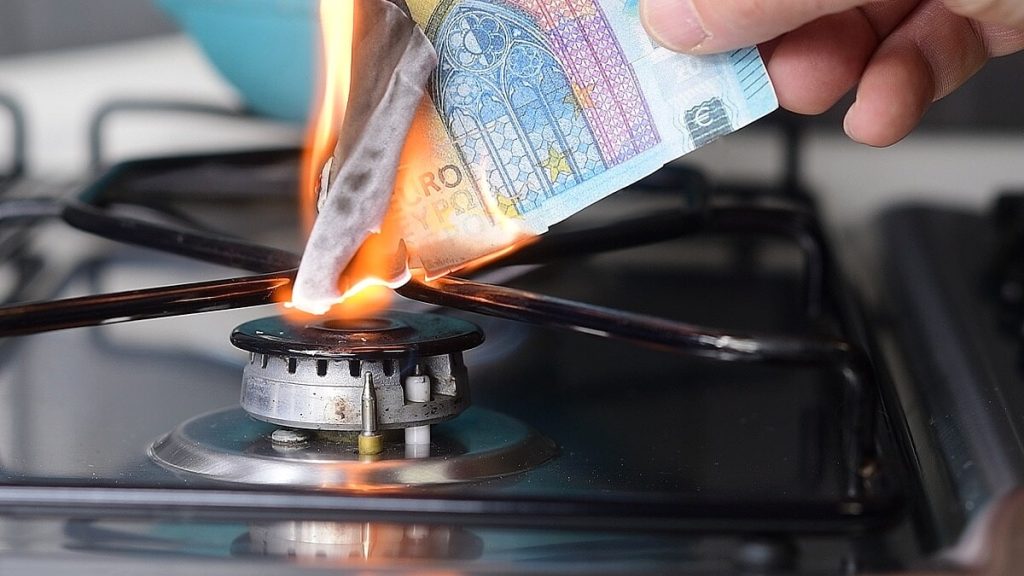 Luce e gas, nei primi due mesi del 2024 crollano le bollette