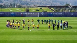 Fiorentina, preghiera e discorso di Italiano per Barone prima dell'allenamento / VIDEO