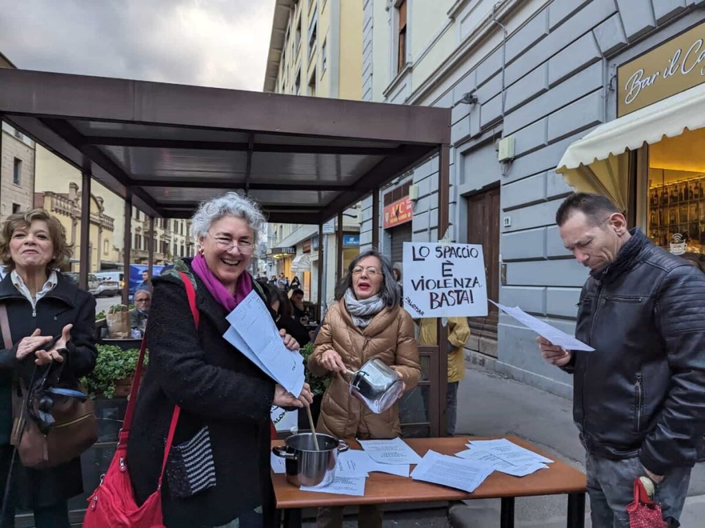 Via Palazzuolo (di nuovo) in piazza: “Basta spaccio e violenza” FOTO