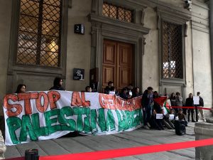 Uffizi, flash mob per la Palestina: "Non c'è bellezza davanti a un genocidio" / FOTO