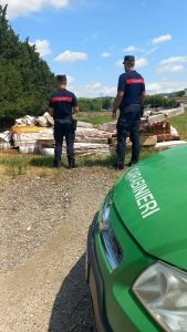 Abbandonano i rifiuti di un trasloco tra i campi: multati
