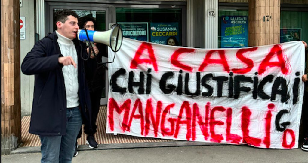 Flash mob dei Giovani democratici davanti alla sede della Lega: “A casa chi giustifica i manganelli”