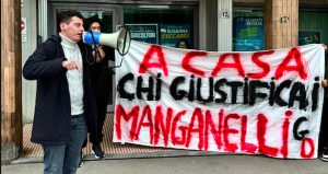 Flash mob dei Giovani democratici davanti alla sede della Lega: “A casa chi giustifica i manganelli”