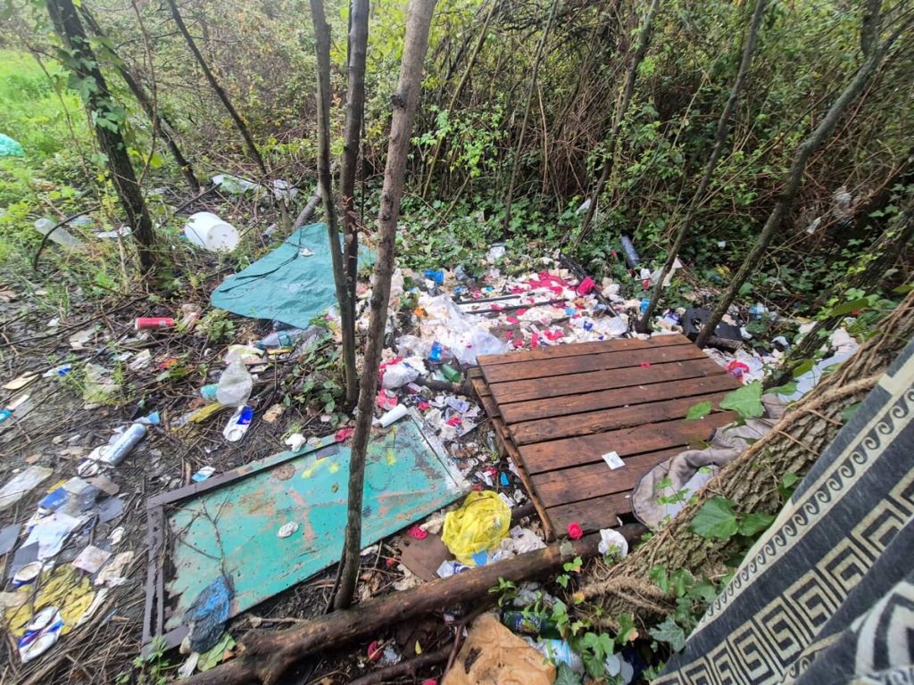 Il giardino degli orrori: rifiuti, preservativi, siringhe. "Da anni denunciamo, il Comune non ha fatto nulla" / FOTO
