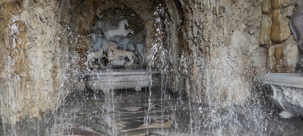 Alla Villa di Castello risplende la Grotta degli animali con i giochi d’acqua FOTO