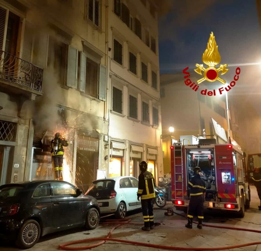 Incendio al ristorante in pieno centro / LE IMMAGINI
