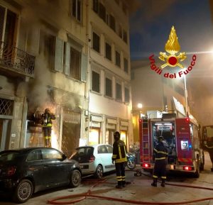 Incendio al ristorante in pieno centro / LE IMMAGINI