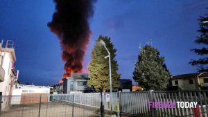 Incendio in fabbrica a Scandicci: maxi colonna di fumo sulla città / VIDEO - FOTO