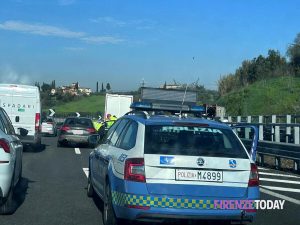 Incidente in autostrada: code e rallentamenti, anche a causa dei "curiosi" che si fermano