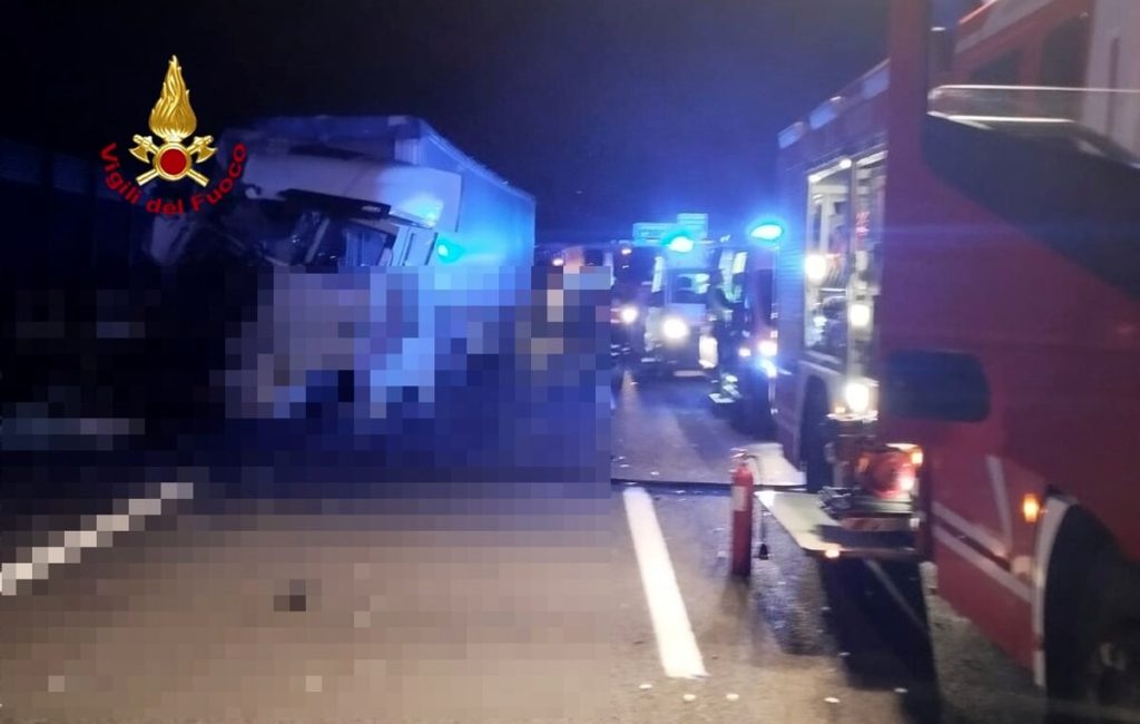 Incidente tra mezzi pesanti: un morto