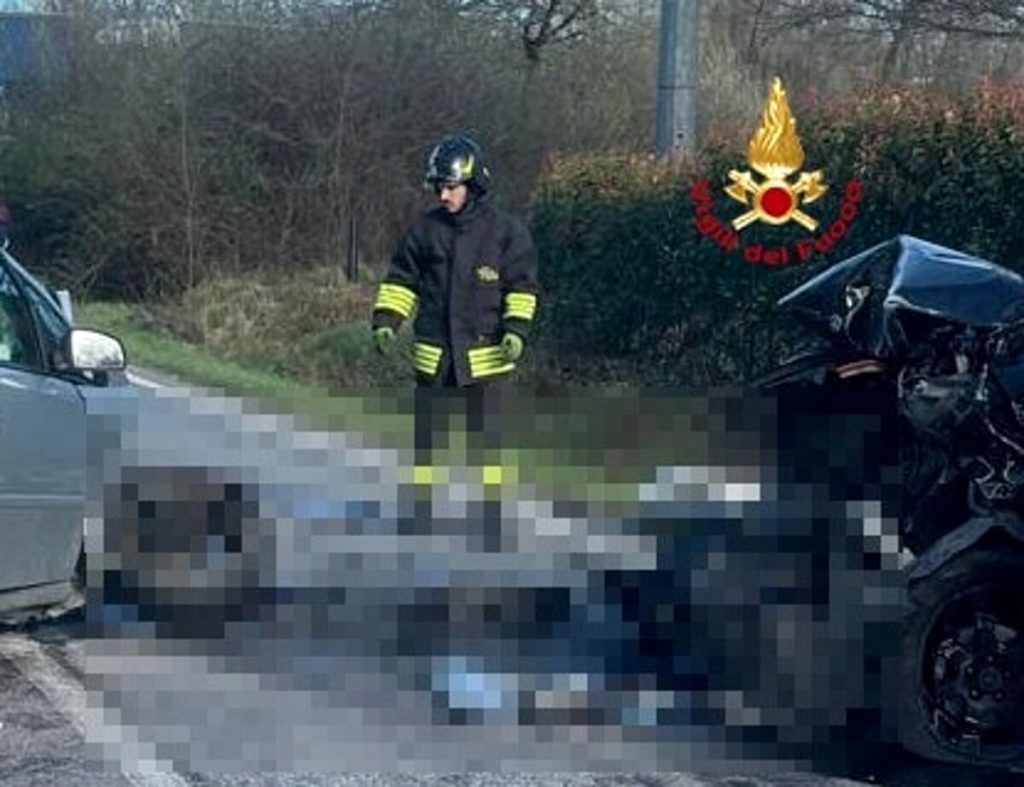Terribile incidente tra auto: un morto