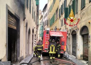 Paura in un condominio: auto elettrica prende fuoco / FOTO