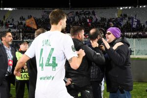 Fiorentina, tensione tra i giocatori del Maccabi e tifosi a fine gara / VIDEO