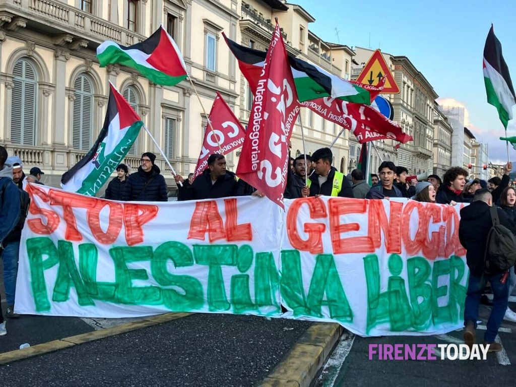 Manifestazione pro Palestina, in centinaia in piazza: "Stop al genocidio" FOTO / VIDEO