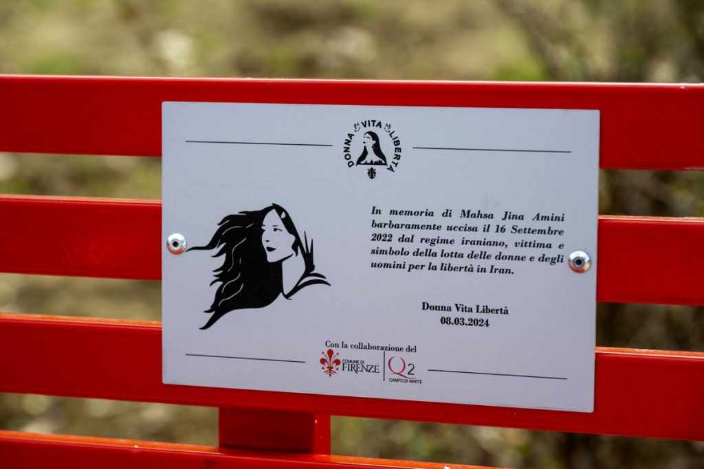 Donne in Iran: una panchina rossa con la targa dedicata a Mahsa Amini FOTO