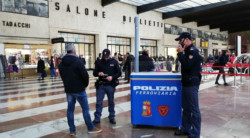 Galleria della stazione, tenta furto e scatta l’antitaccheggio: aggredisce vigilante, arrestato 28enne