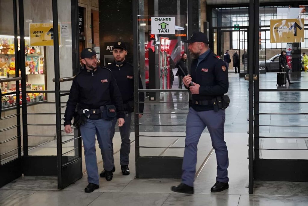 Ladro con la 'tecnica del giornale': maxi foglio di via, non potrà rimetter piede per anni