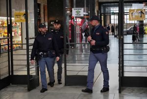 Ladro con la 'tecnica del giornale': maxi foglio di via, non potrà rimetter piede per anni
