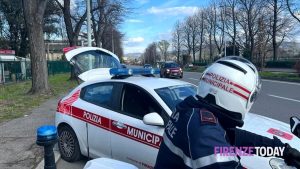 Ignora l'alt e si nasconde in un magazzino, non aveva né patente né assicurazione: multe per 8mila euro