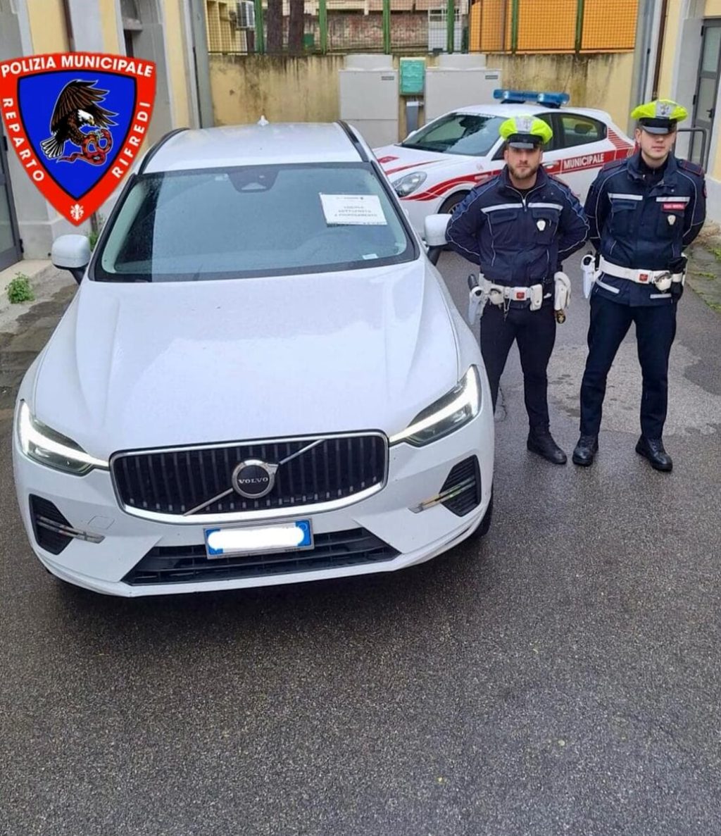 Multe non pagate per decine di migliaia di euro, alla fine la polizia municipale lo becca e gli confisca il suv