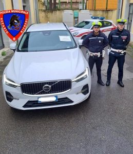 Multe non pagate per decine di migliaia di euro, alla fine la polizia municipale lo becca e gli confisca il suv