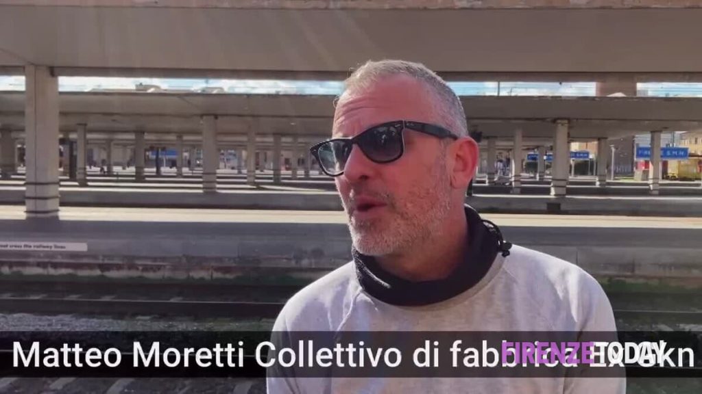 Ex Gkn, gli operai salgono su un traliccio alla stazione: “Commissariare Qf e pagare gli stipendi” FOTO - VIDEO