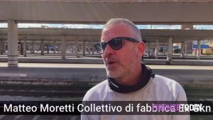 Ex Gkn, gli operai salgono su un traliccio alla stazione: “Commissariare Qf e pagare gli stipendi”  FOTO - VIDEO