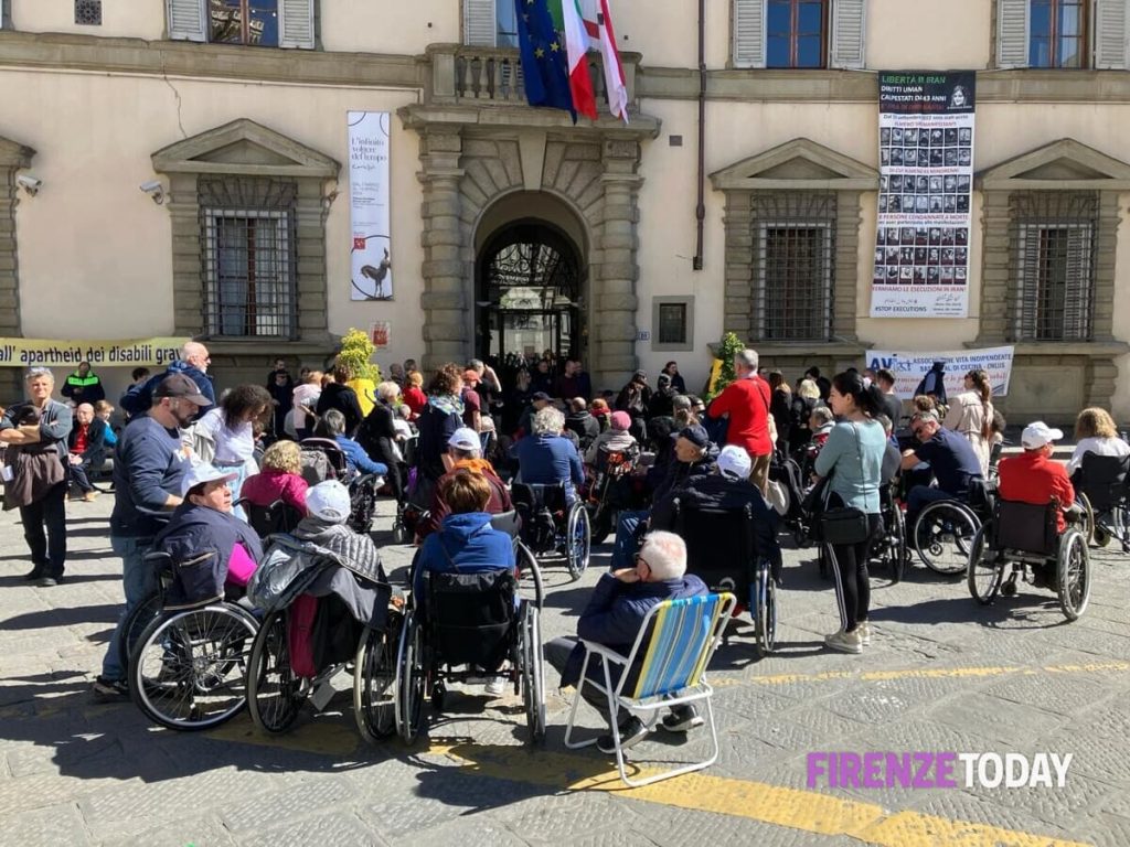 Disabili, presidio di protesta sotto la Regione. Giani: “Cambieremo il testo della delibera, torna la dicitura vita indipendente”