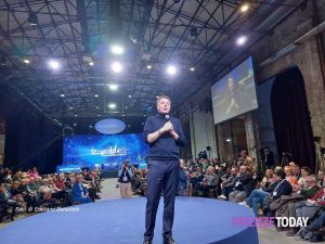Renzi chiude la Leopolda: "Pd, cambiate nome: partito delle poltrone, se cacciate Saccardi siete fuori di testa"