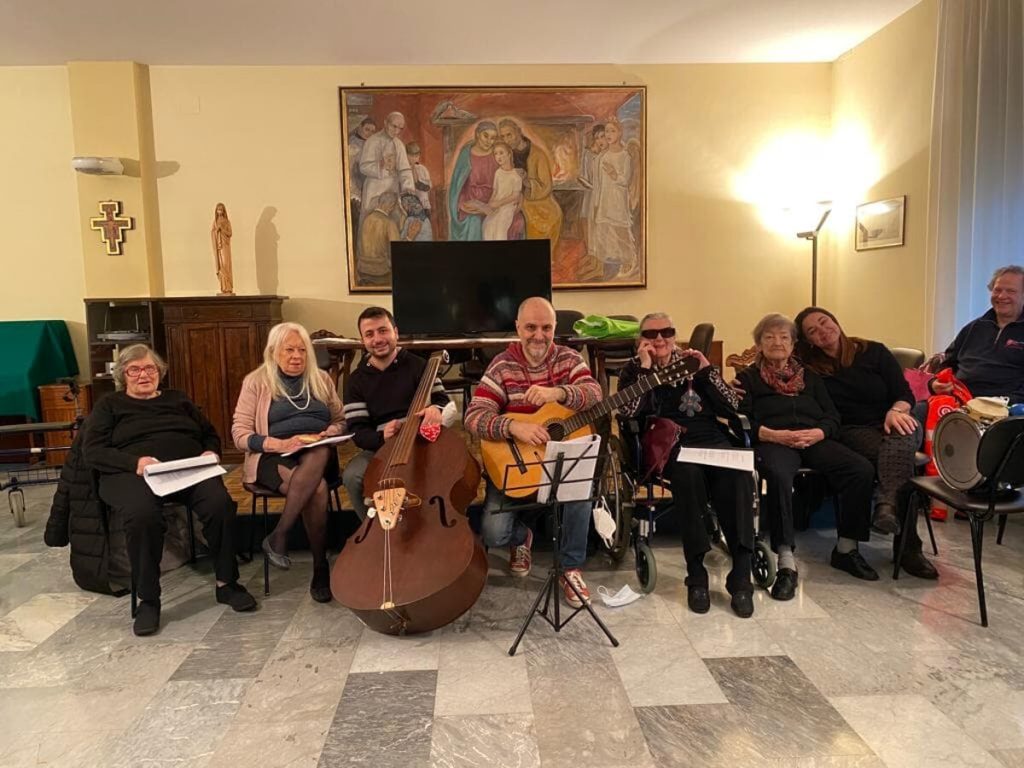 “Sanremo” nelle Rsa: gli anziani ospiti diventano cantanti e si sfidano