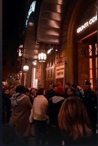 Contestazione pro Palestina davanti all’Odeon alla presentazione di un libro su Golda Meir
