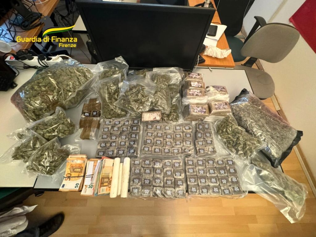 In casa un bazar della droga, bomba carta, taser da 98mila volt e migliaia di euro falsi