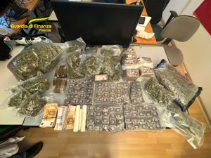 In casa un bazar della droga, bomba carta, taser da 98mila volt e migliaia di euro falsi