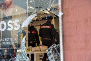 Spaccata all'Isolotto ai danni di negozio di telefonia: arrestato 34enne