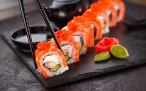 Un sushi al "volo": scappano lanciandosi da un terrazzino