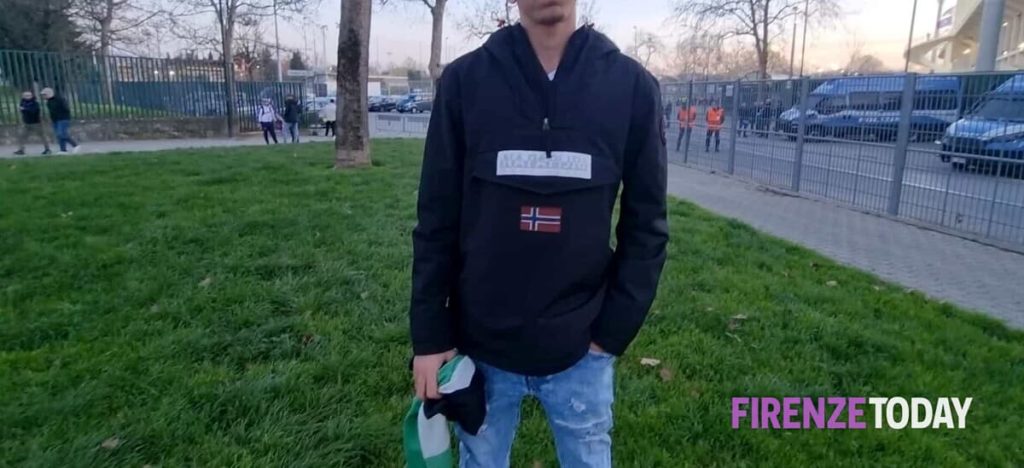 Fiorentina-Maccabi, tifoso scortato fuori dal Franchi per aver esposto la bandiera della Palestina